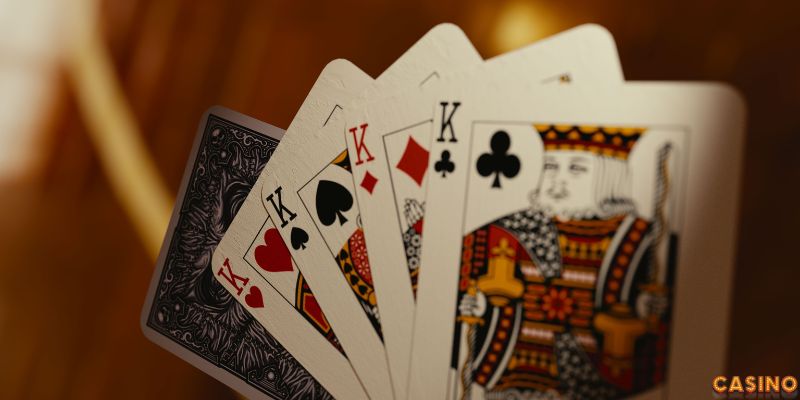 Catte quan sát đối thủ qua từng vòng